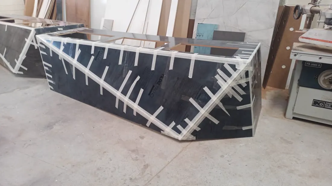 Siyah mermer desenli bar tezgâhı