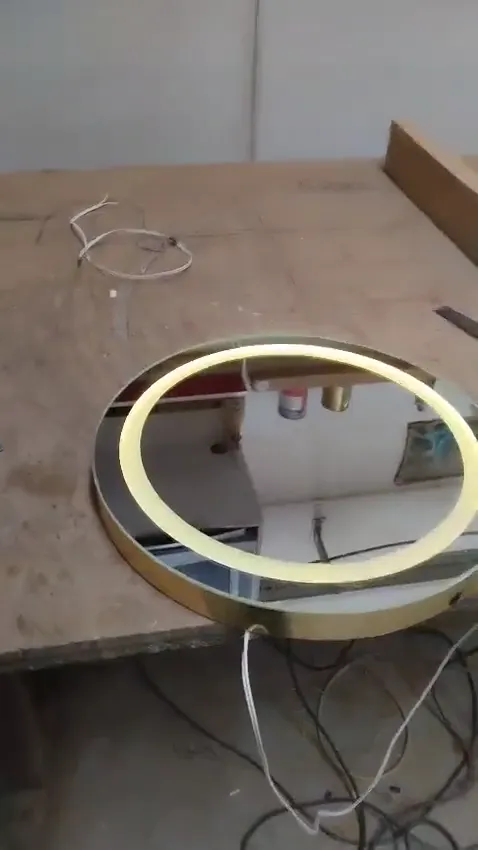 Tezgâhta yanan aydınlatmalı yuvarlak ayna
